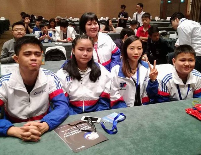 
Mượn tạm áo của đội tuyển Philippines để chụp ảnh cho tình cảm - Vân chia sẻ. Ảnh: NVCC

