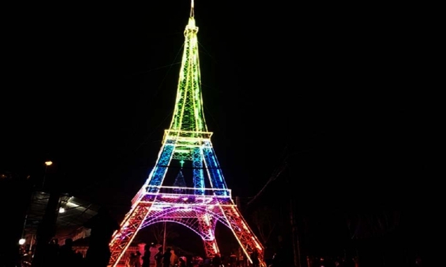 
“Tháp Eiffel” được dựng bằng tre nứa cao 34 m được người dân xóm 5 thuộc giáo xứ Yên Đại (xã Nghi Phú, TP Vinh, Nghệ An) dựng lên đón Giáng sinh 2016 và chào năm mới 2017.
