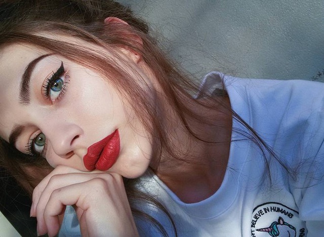 
9X bắt đầu nổi tiếng tr&ecirc;n mạng x&atilde; hội nhờ v&agrave;o những bức ảnh selfie ở mọi g&oacute;c chụp.
