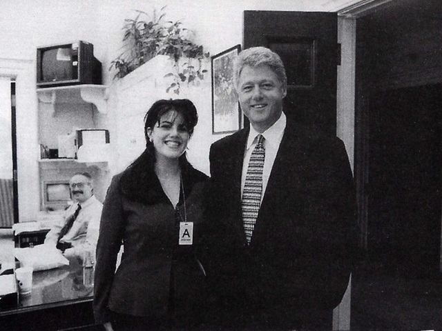 
Monica Lewinsky (trái) và cựu Tổng thống Bill Clinton.
