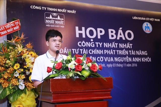 
Nguyễn Anh Khôi cùng gia đình trong ngày nhận tài trợ tiền tỷ
