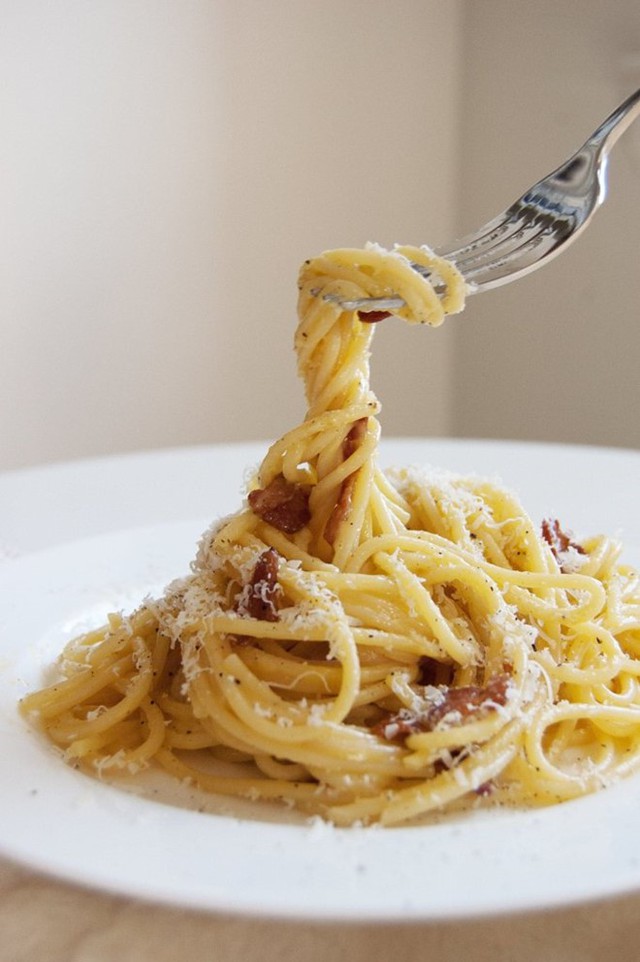 Nước luộc pasta: Sau khi luộc pasta, bạn nên giữ lại một nửa cốc nước luộc, đừng đổ đi hết. Thứ nước luộc sánh và hơi mặn này sẽ giúp bạn nấu được nước xốt ngon tuyệt cho pasta.