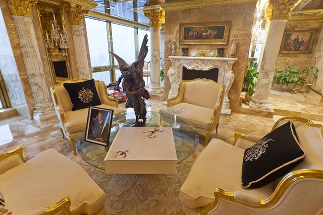 Bên cạnh đó, tân tổng thống Mỹ cũng tỏ ra rất hứng thú với văn hoá Địa Trung Hải, khi dùng nhiều bức tranh, tượng và bình hoa Hy Lạp cổ đại trang trí khắp nhà. Ngoài ra, ông còn sưu tầm cuốn sách về Muhammad Ali phiên bản giới hạn trị giá 15.000 USD.