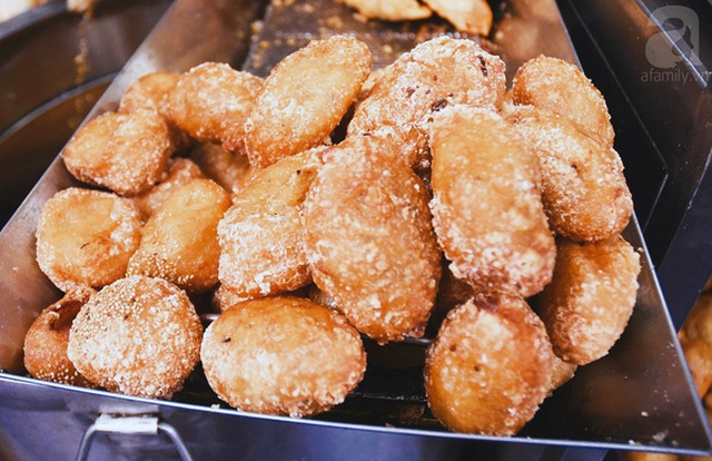 Qu&aacute;n đ&ocirc;ng kh&aacute;ch n&ecirc;n b&aacute;nh được r&aacute;n li&ecirc;n tục.