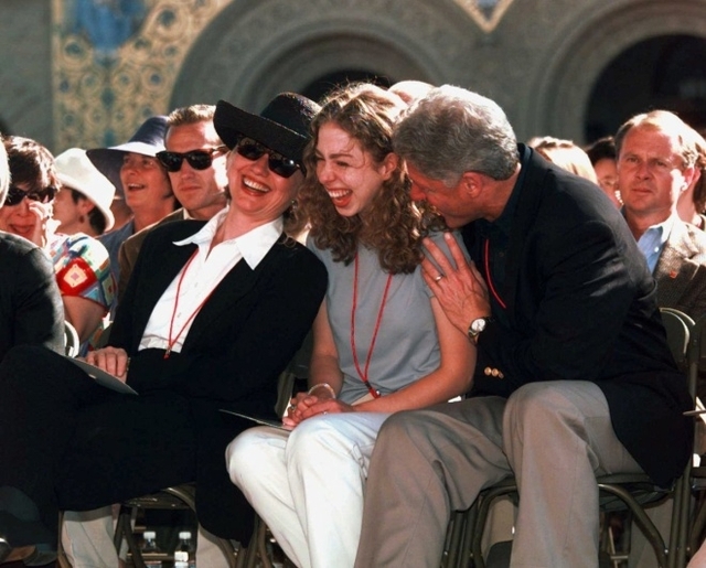 
Gia đình Clinton cùng con gái Chelsea trong buổi lễ tập trung ở đại học Stanford, bang California, năm 1997.Dù theo học tại các trường công ở bang Arkansas trước khi ông Bill Clinton đắc cử tổng thống, Chelsea sau đó đã chuyển đến Washington và nhập học trường Sidwell Friends. Ảnh: AP
