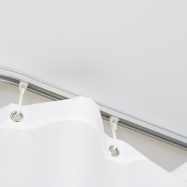 6. Nếu rèm nhà tắm nhà bạn khó di chuyển, hãy thử dùng giấy nến chà lên thanh treo để giúp dễ dàng hơn khi kéo.