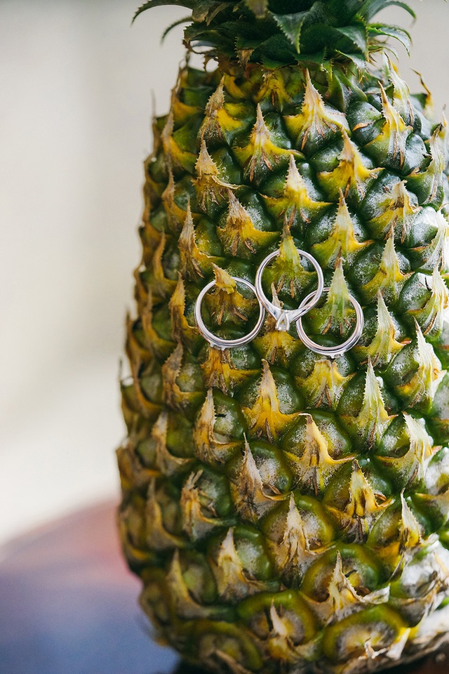 Nhẫn c&ocirc; d&acirc;u ch&uacute; rể được g&agrave;i v&agrave;o mắt quả thơm kh&aacute; lạ. Theo ch&uacute; rể tiết lộ th&igrave; đ&acirc;y gồm một cặp nhẫn cưới v&agrave; một nhẫn đ&iacute;nh h&ocirc;n d&agrave;nh tặng c&ocirc; d&acirc;u.