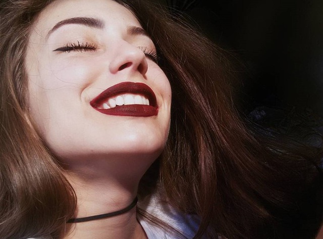 
Chẳng cần cằm v-line, ảnh selfie v&ocirc; c&ugrave;ng tự nhi&ecirc;n của c&ocirc; g&aacute;i vẫn nhận được hơn 10.000 lượt th&iacute;ch.
