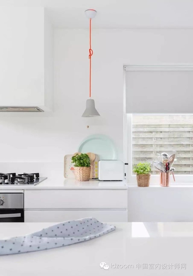 Thiết kế nhà bếp toàn bộ bằng màu trắng đơn giản, đem lại cảm giác nhẹ nhàng, thanh thản.
