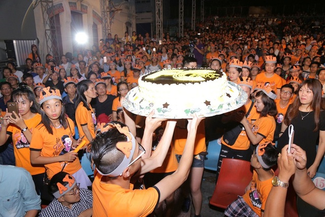 
Hơn 2000 fan còn chuẩn bị 1 chiếc bánh khổng lồ để dành tặng cho Trấn Thành trong buổi họp fan.
