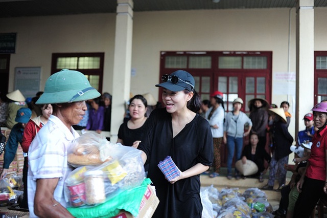 
Ngoài Phi Nhung, Thu Minh cũng đã có những hành động thiết thực để giúp đỡ đồng bào miền Trung. Sau đêm nhạc từ thiện tại TP HCM vừa qua, cô đã lập tức đến Quảng Bình.

