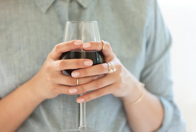 Rượu vang để lâu: Nếu rượu bị hỏng, bạn chỉ cần rót rượu ra ly, bỏ một đồng xu đã rửa sạch vào ly rồi khuấy lên. Theo Hiệp hội Hóa học Mỹ, chất đồng trong đồng xu có tác dụng khử mùi khó chịu của rượu.