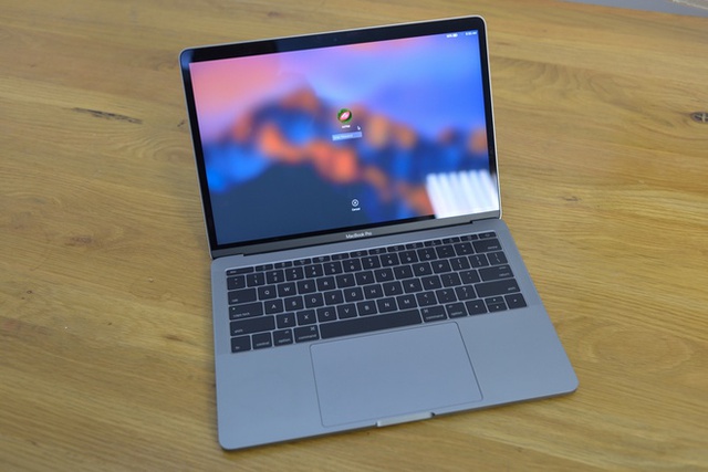 MacBook Pro Retina 2016 nổi bật với touchPad kích cỡ lớn hơn tới 50% so với phiên bản cũ. Model này cũng được làm viền mỏng hơn giúp kích thước tổng thể gọn gàng hơn. Apple lược bỏ các cổng kết nối cũ và thay thế bằng hai cổng USB-C. 