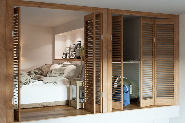  Ngoài không gian phòng ngủ, gác lửng còn được tận dụng làm một kho đồ nhỏ và cũng được phân chia bằng cửa gỗ xếp như phòng ngủ.