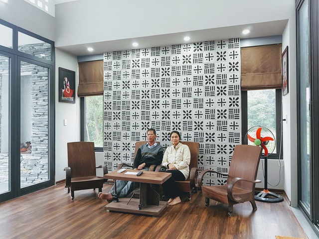 Kh&ocirc;ng gian tầng 1 được ốp gỗ với nội thất đơn giản, ph&ugrave; hợp với tổng thể chung.