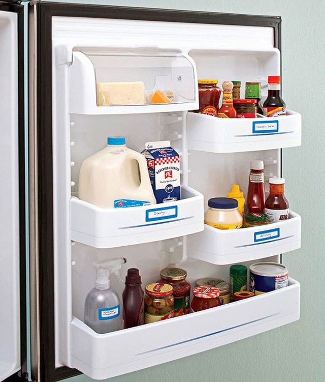 7. Bạn đừng quên ghi tên, nhãn mác của đồ ăn ở kệ tủ lạnh nhé. Điều này rất cần thiết với gia đình có người già và trẻ nhỏ.