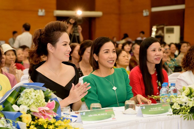 B&agrave; x&atilde; của đạo diễn Khải Anh diện đầm trắng, khoe vẻ rạng rỡ xinh đẹp của g&aacute;i 2 con. C&ocirc; hy vọng bản th&acirc;n m&igrave;nh c&oacute; thể đ&oacute;ng g&oacute;p một phần nhỏ trong qu&aacute; tr&igrave;nh th&uacute;c đẩy sự tiến bộ của phụ nữ. C&ocirc; cũng cảm thấy rất tự h&agrave;o v&igrave; ng&agrave;y nay, phụ nữ Việt Nam đ&atilde; chủ động hơn trong việc l&agrave;m chủ cuộc sống v&agrave; hạnh ph&uacute;c của m&igrave;nh.