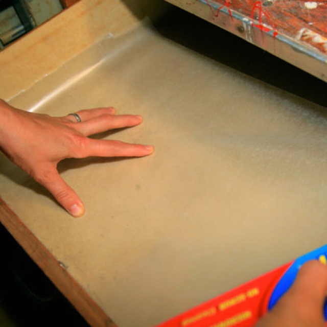 7. Đặt những tờ giấy nến vào làm lớp lót trong ngăn tủ, cách này sẽ giúp tủ chống ẩm và dễ dàng giúp loại bỏ bụi bên trong một cách dễ dàng.