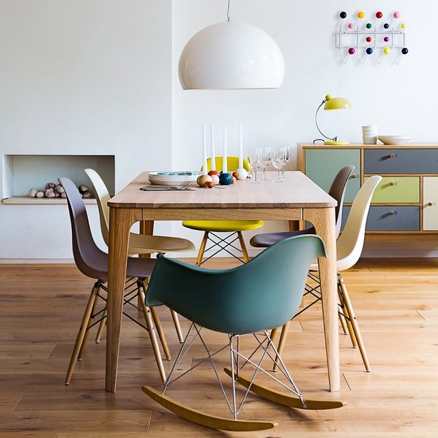 Những màu sắc khác nhau không chỉ khiến bộ bàn trông thật nổi bật mà nó còn là cách để khiến không gian sinh động hơn nữa.