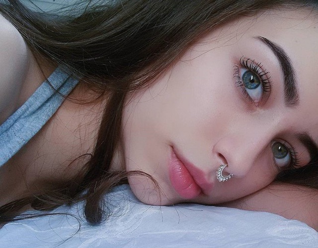 
Cũng kh&ocirc;ng cần trang điểm cầu kỳ, c&ocirc; n&agrave;ng đến từ Brazil vẫn chinh phục người kh&aacute;c bởi vẻ ngo&agrave;i xinh đẹp của m&igrave;nh.
