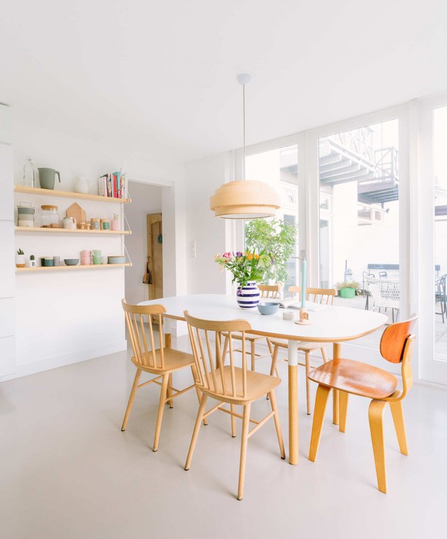 Khu vực ăn uống rất đơn giản với b&agrave;n ăn gỗ m&agrave;u v&agrave;ng đồng.