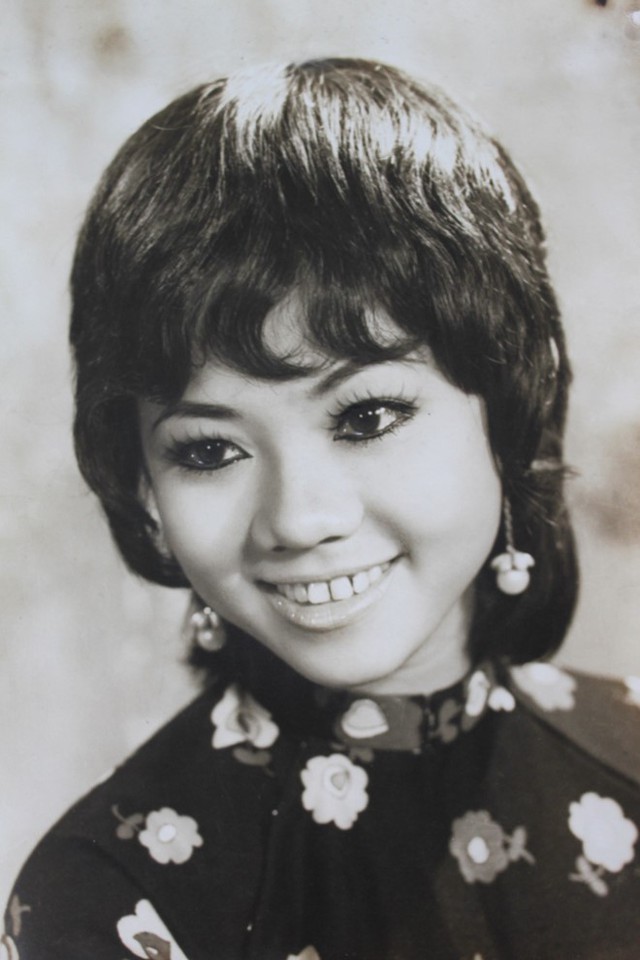Sinh ra trong gia đình có truyền thống nghệ thuật, NSƯT Bạch Lê nổi danh khi mới 8 tuổi. Trước năm 1975,bà là diễn viên hồ quảng được khán giả và giới báo chí ái mộ và đặt biệt danh Hồ Quảng chi bảo. Hiện chị gái NSƯT Thành Lộc đang định cư ở Pháp.