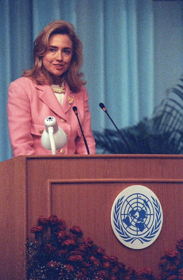 
Hình ảnh Đệ nhất phu nhân Hoa Kỳ tại Hội nghị Thế giới về Phụ nữ lần thứ tư ở Bắc Kinh, Trung Quốc năm 1995.
