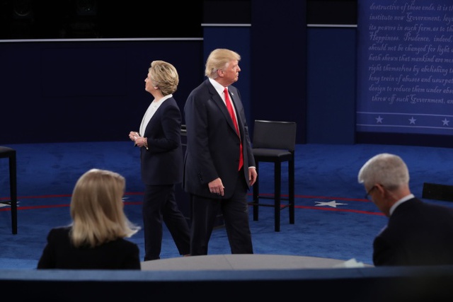 
Trump và Clinton trong cuộc tranh luận trực tiếp ở St. Louis ngày 9/10.
