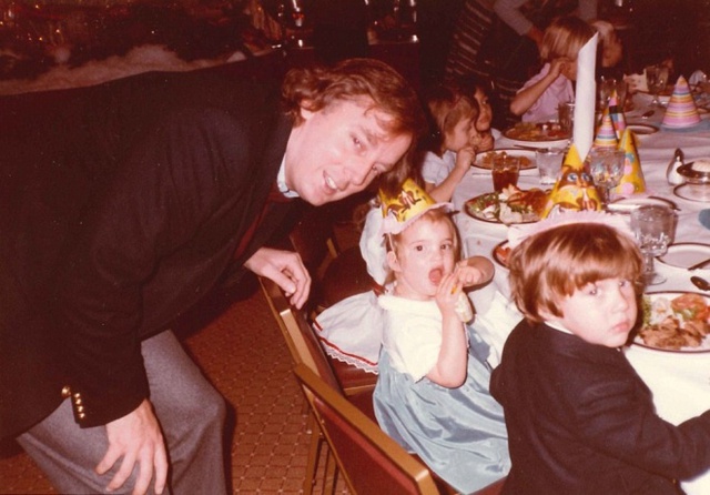 
Bố Trump và con gái Ivanka, con trai Don Jr. tại một bữa tiệc sinh nhật khác.
