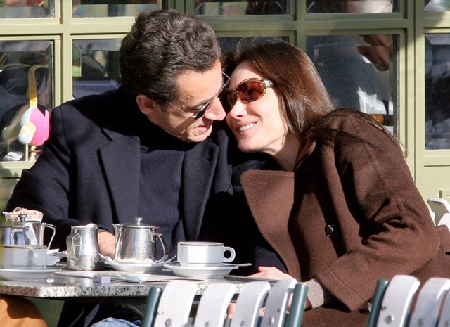 
Hai vợ chồng cựu Tổng thống Pháp thường xuyên được bắt gặp khi đang có những cử chỉ tình cảm.
