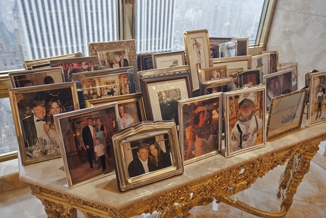 Bên cạnh loạt tranh quý về các vị thần cổ đại, căn hộ siêu xa xỉ của tổng thống Mỹ thứ 45 còn trưng bày rất nhiều hình ảnh gia đình, từ ảnh thời trẻ của bà Melania, cậu con trai nhỏ Barron cho đến ảnh cả gia đình hạnh phúc bên nhau.