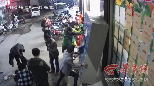 
Người d&acirc;n địa phương nhanh ch&oacute;ng giải cứ 2 mẹ con khỏi chiếc tủ tử thần.
