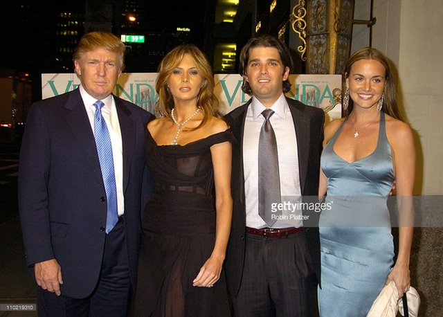 
Hai vợ chồng cùng chụp với ông Trump và người mẹ thứ 3.
