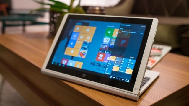 HP Pavilion X2 là mẫu laptop lai máy tính bảng có màn hình rộng phù hợp với nhóm khách hàng thường xuyên phải di chuyển. Những đường cong mềm mại với bốn góc bo tròn giúp HP Pavilion X2 trở nên vô cùng bắt mắt. Ảnh: Tech.