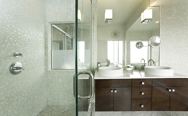 Tường thủy tinh lấp lánh kết hợp của kính trong phòng tắm khiến cho bạn sẽ có cảm giác như thể phòng tắm không có điểm cuối, tạo sự khuếch đại không gian.