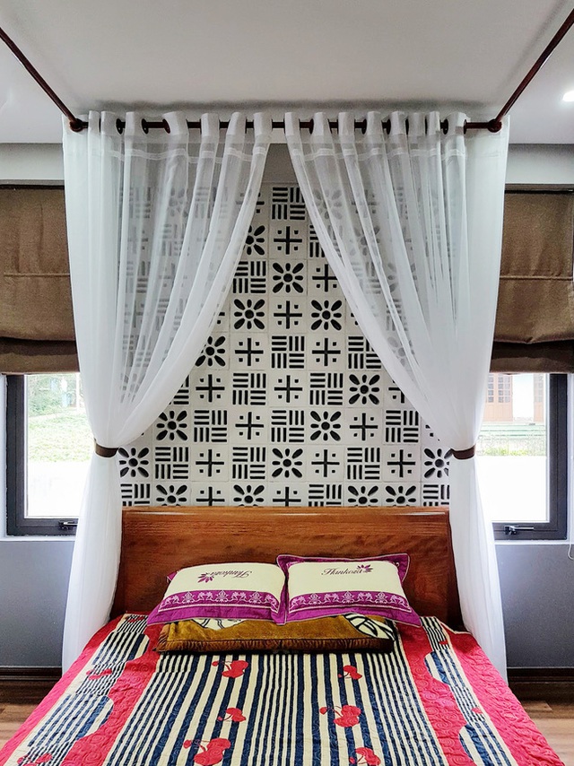 Những vi&ecirc;n gạch hoa th&ocirc;ng gi&oacute; ph&aacute;t huy hiệu quả trang tr&iacute; trong ph&ograve;ng ngủ.