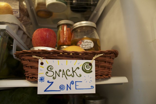 8. Làm 1 khu ăn nhẹ trong tủ lạnh là ý tưởng không tồi. Đây là nơi lưu trữ bim bim, đồ ăn vặt...bạn có thể dễ dàng tìm thấy khi mở tủ lạnh.