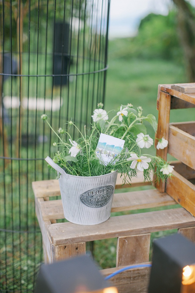 Ảnh của c&ocirc; d&acirc;u v&agrave; ch&uacute; rể được in v&agrave; cắt nhỏ v&agrave; trang tr&iacute;, chứ kh&ocirc;ng hề được đặt trong khung - b&igrave;nh dị, mộc mạc v&agrave; gần gũi.