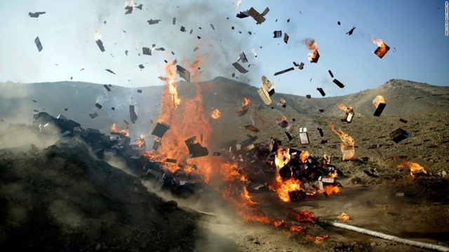 
Giới chức Afghanistan vừa tiến h&agrave;nh chiến dịch ti&ecirc;u hủy 98 tấn thuốc phiện, heroin v&agrave; đồ uống c&oacute; cồn. Ảnh: AP.
