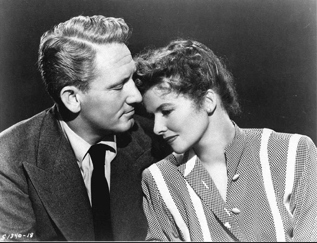 
Katharine Hepburn và Spencer Tracy đã trở thành cặp đôi nổi tiếng nhất màn bạc Hollywood lúc bấy giờ. Hepburn, với trí thông minh và giọng nói đặc biệt của mình, đã kết hợp hài hoà cho vẻ nam tính dễ dãi của Tracy. Họ đã kết hợp ăn ý với nhau qua 9 bộ phim kinh điển của mọi thời đại.
