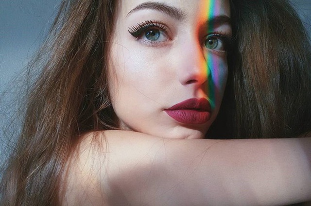 
C&ocirc; g&aacute;i 21 tuổi c&ograve;n s&aacute;ng tạo th&ecirc;m nhiều chi tiết mới mẻ để bức ảnh của m&igrave;nh trở n&ecirc;n th&uacute; vị, ấn tượng.
