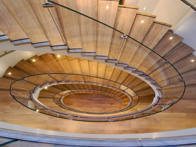 
Cầu thang xoắn ốc bằng gỗ tuyệt đẹp, nhưng ít được sử dụng vì căn biệt thự cũng có một thang máy. Ảnh: businessinsider
