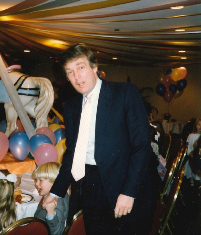 
Trump nắm tay con trai nhỏ Eric.
