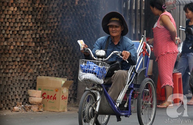 &Ocirc;ng Ngọc phải b&aacute;n th&ecirc;m cả v&eacute; số tự chọn.