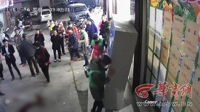 
Tuy nhi&ecirc;n, cậu b&eacute; xấu số đ&atilde; kh&ocirc;ng qua khỏi...
