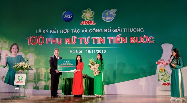 
Giải thưởng Phụ Nữ Tự Tin Tiến Bước năm 2016 do Hội Li&ecirc;n hiệp Phụ nữ Việt Nam c&ugrave;ng c&ocirc;ng ty P&G Việt Nam v&agrave; Ariel &ndash; nh&atilde;n hiệu giặt tẩy đến từ ch&acirc;u &Acirc;u thực hiện. Giải thưởng nhằm t&ocirc;n vinh 100 phụ nữ can đảm, d&aacute;m nghĩ d&aacute;m l&agrave;m, vượt qua mọi thử th&aacute;ch để theo đuổi đam m&ecirc;, sự nghiệp v&agrave; đạt được th&agrave;nh c&ocirc;ng trong cuộc sống. Đ&acirc;y l&agrave; năm thứ 3 c&ocirc;ng ty P&G Việt Nam v&agrave; nh&atilde;n h&agrave;ng Ariel phối hợp với Hội LHPNVN tổ chức chương tr&igrave;nh n&agrave;y với tổng giải thưởng năm nay l&ecirc;n đến 1 tỷ đồng. L&agrave; thương hiệu giặt tẩy h&agrave;ng đầu Ch&acirc;u &Acirc;u với lịch sử gần 50 năm ph&aacute;t triển, Ariel kh&ocirc;ng ngừng nghi&ecirc;n cứu v&agrave; cải tiến để mang đến những sản phẩm tốt nhất c&ugrave;ng c&ocirc;ng nghệ giặt tẩy ti&ecirc;n tiến. Th&ocirc;ng qua giải thưởng Phụ Nữ Tự Tin Tiến bước năm nay, Ariel mong muốn tiếp tục vinh danh những người phụ nữ tiến bộ đ&atilde; t&iacute;ch cực đ&oacute;ng g&oacute;p v&agrave;o sự ph&aacute;t triển chung của x&atilde; hội v&agrave; g&oacute;p phần động vi&ecirc;n, cổ vũ phụ nữ c&oacute; được những suy nghĩ tiến bộ, sự quyết t&acirc;m v&agrave; tinh thần d&aacute;m nghĩ d&aacute;m l&agrave;m để ph&aacute;t triển bản th&acirc;n v&agrave; cống hiến cho x&atilde; hội.

