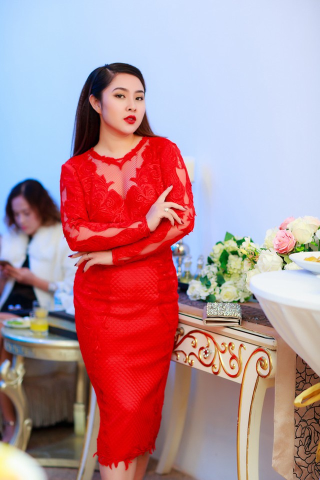 Hoa hậu Ngọc H&acirc;n vai trần gợi cảm trong ng&agrave;y lạnh - Ảnh 8.