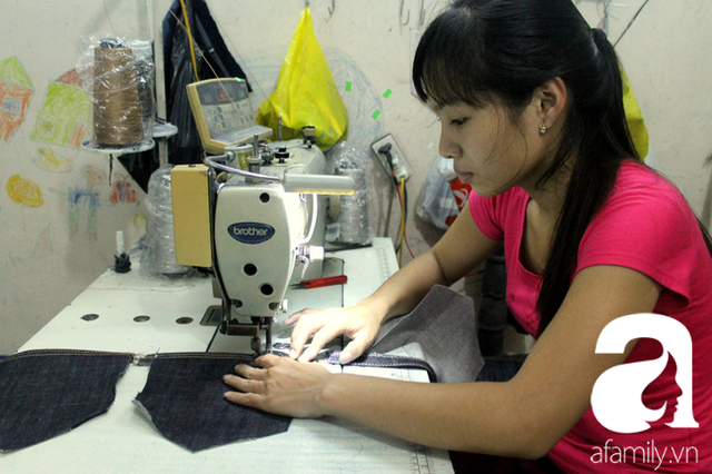 
Chị Lan r&aacute;ng l&agrave;m kiếm được đồng n&agrave;o hay đồng đ&oacute; để lo cho c&aacute;c con.
