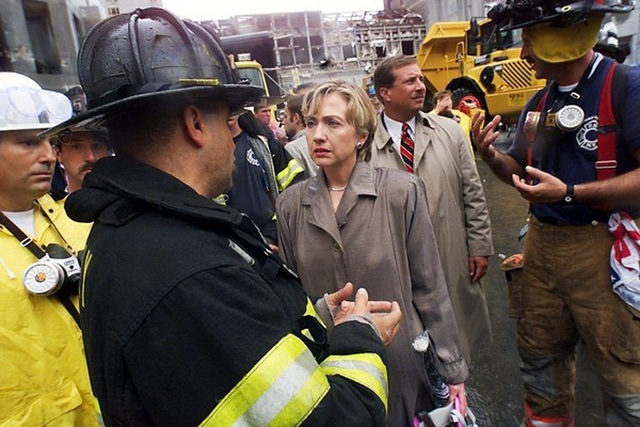 
Bà Clinton tại hiện trường vụ khủng bố 11/9 ở New York năm 2001.
