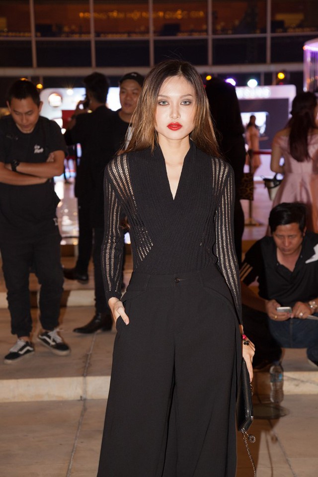 Người mẫu La Thanh Thanh diện cây đen đi xem thời trang. Tại Vietnam International Fashion Week 2016, cô được chọn mở màn show Công Trí hôm 2/11 và chưa tham gia thêm show nào khác.